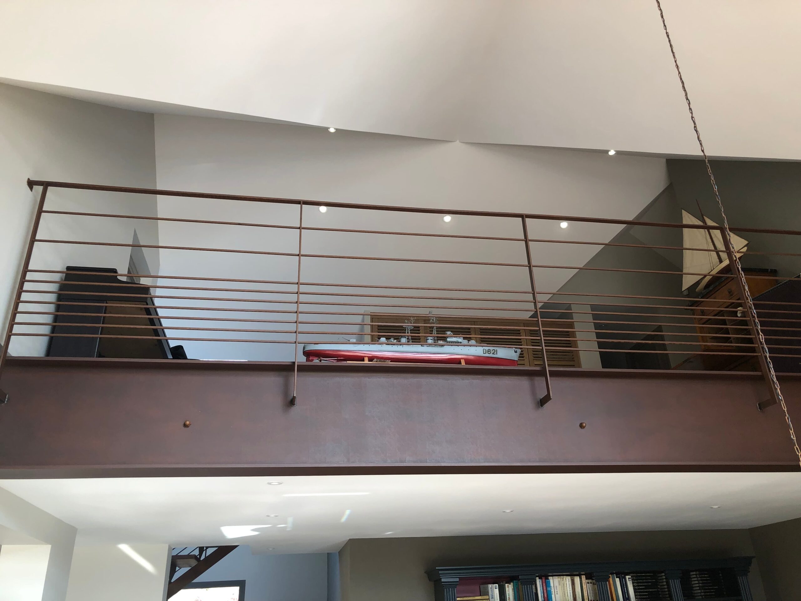 Aménagement intérieur d'un garde-corps en métal sur une mezzanine.