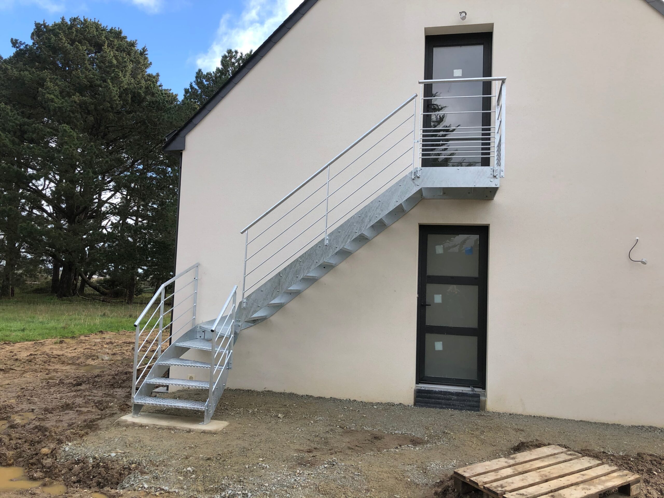 Escalier extérieur en métal avec garde-corps