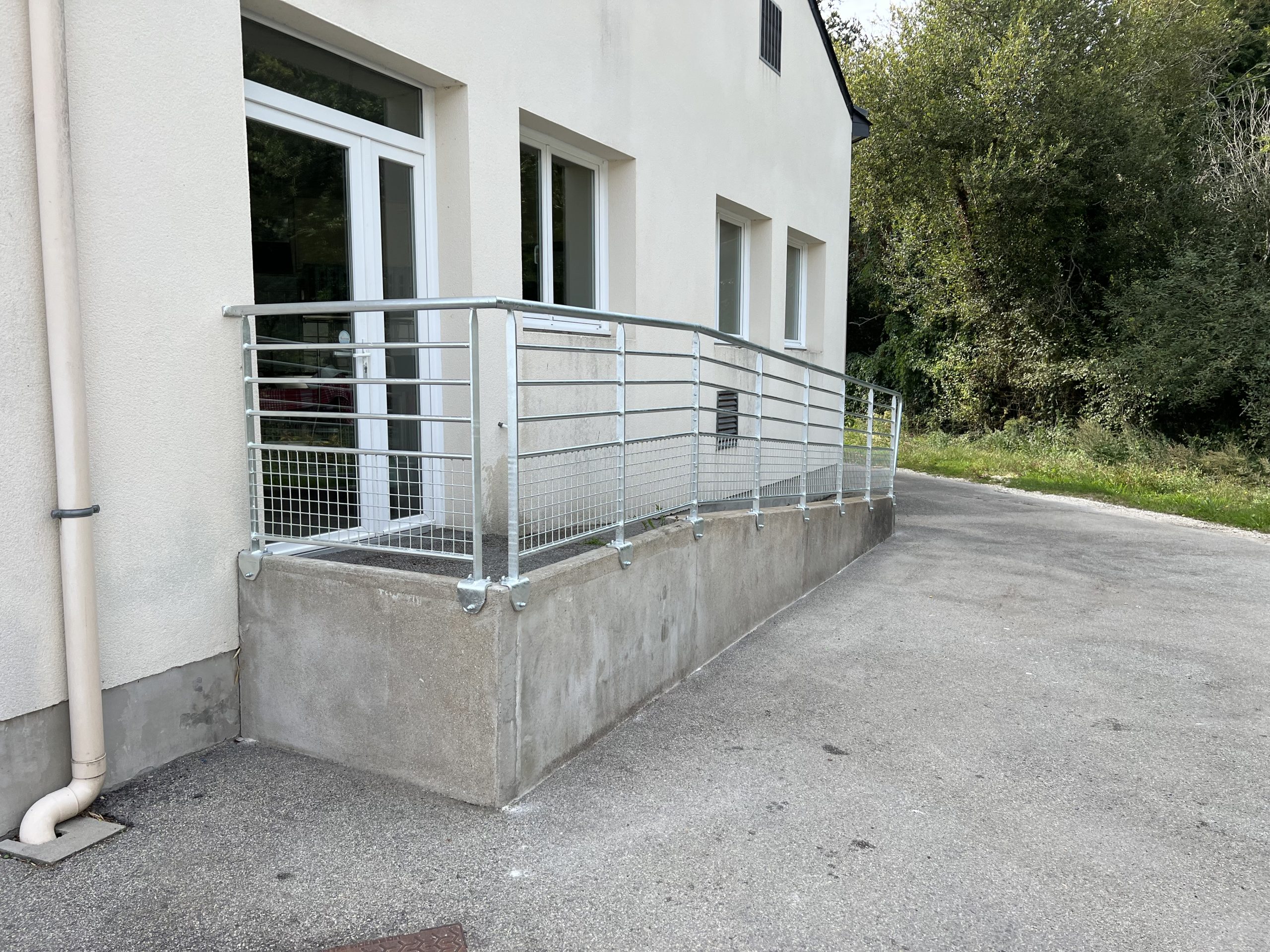 Garde-corps en métal sur une rampe d'accessibilité à un immeuble